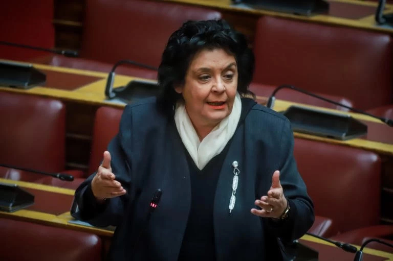 ΕΚΤΑΚΤΟ: «Λαμπάδιασε» εν κινήσει το αυτοκίνητο της Λιάνας Κανέλλη – Βρήκε κομμάτι ύφασμα κάτω από το καπό!